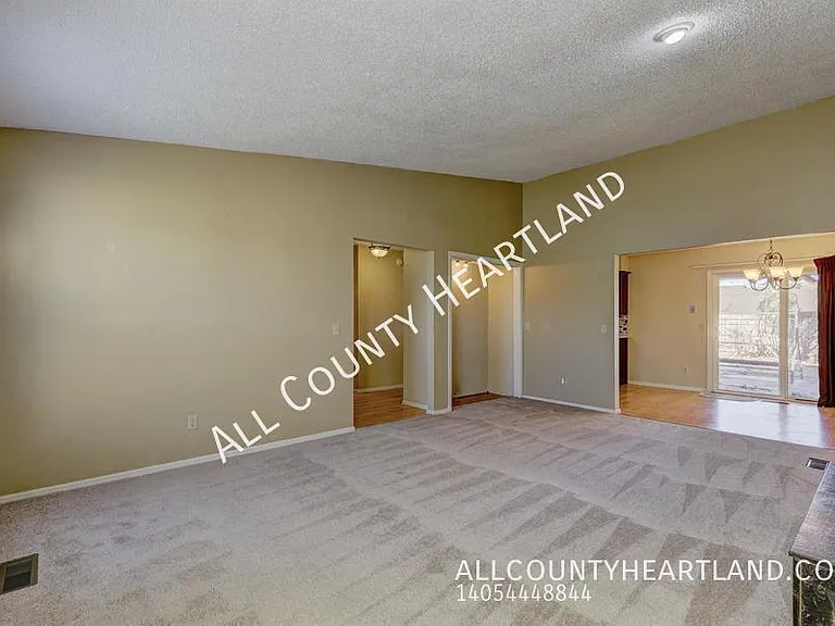 841 N Robinson Ave — Photo 5