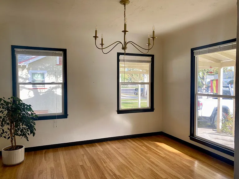 223 E University Ave — Photo 10