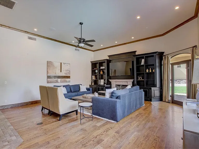 6346 E Mountain View Rd — Photo 4