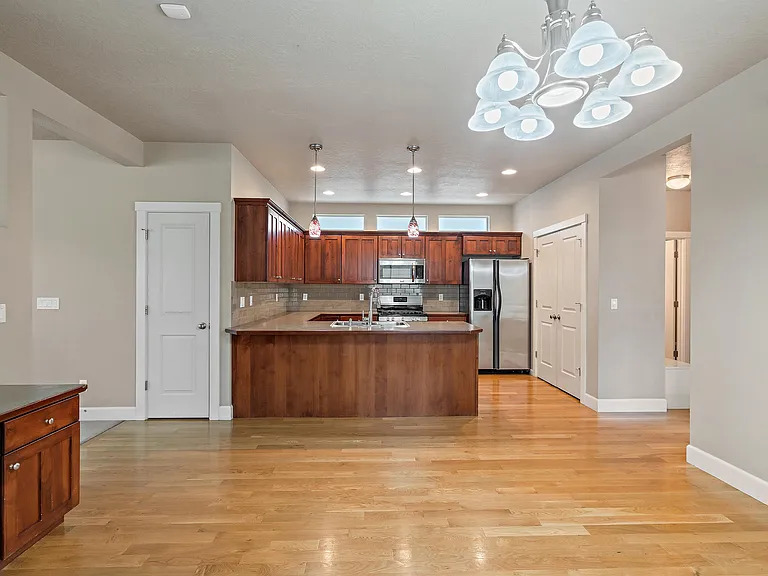 470 W Peck St — Photo 5
