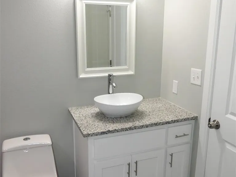 608 E College St #610 — Photo 11