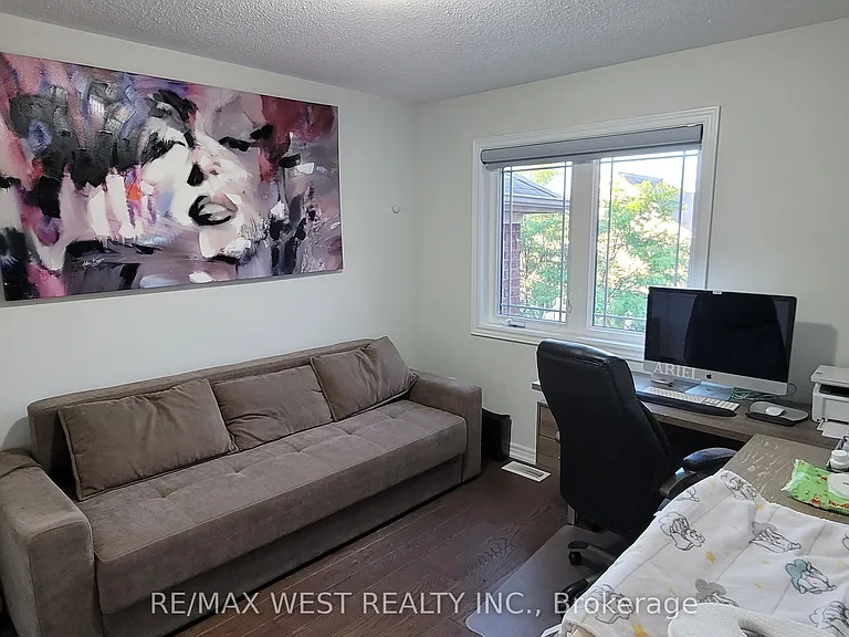 20 Winisk St — Photo 17