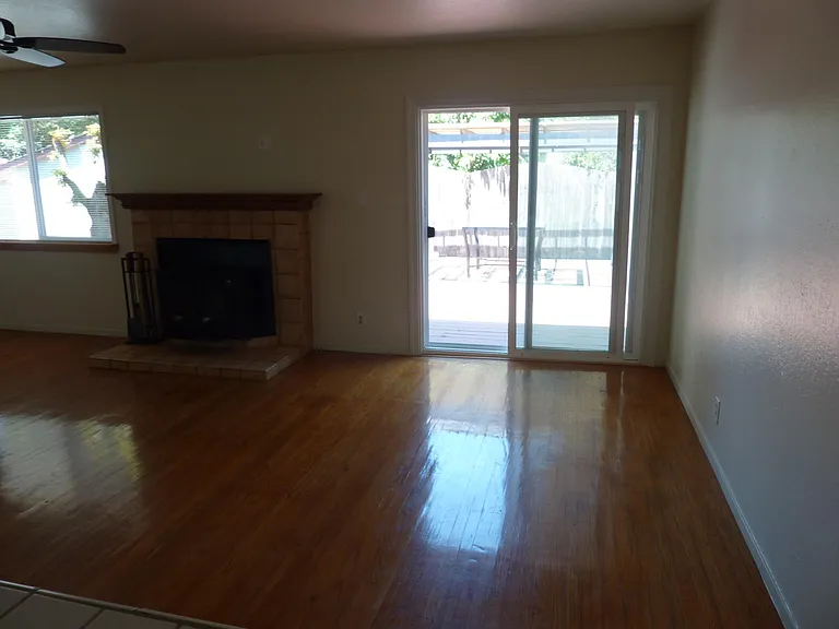 1441 Sierra Dr — Photo 5