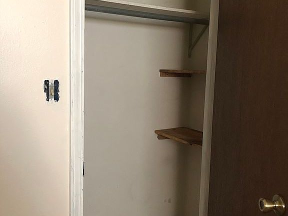 5th image of 1007 E Gum St
