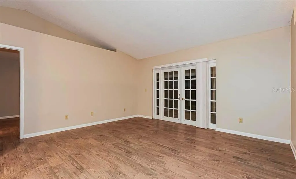 4 bed, 2.0 bath, 2163 sqft, $2,000 — Photo 2