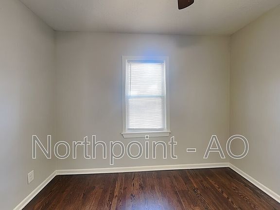 5th image of 403 E 92nd Ter