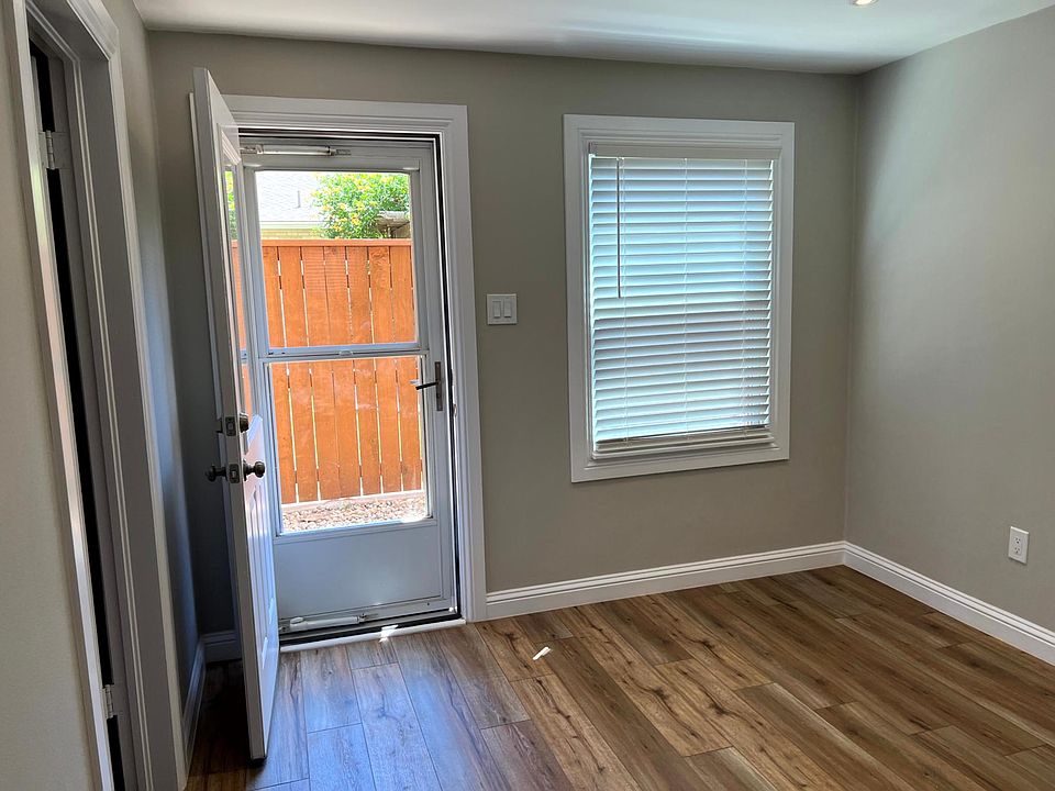 front door/entry window