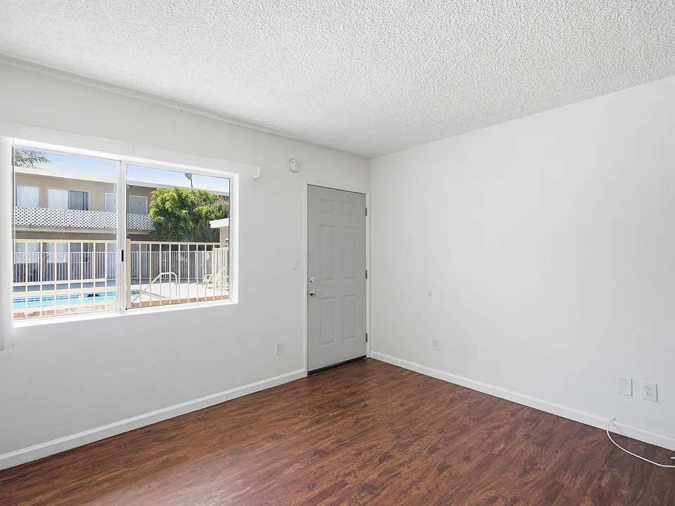 475 E Foothill Blvd