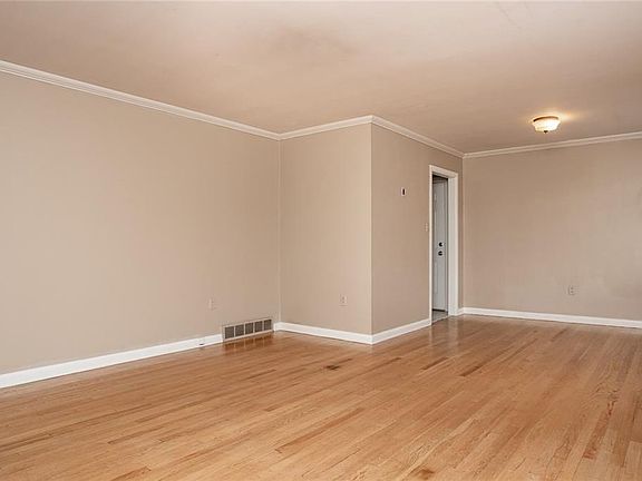 5th image of 706 E Woodlawn Dr
