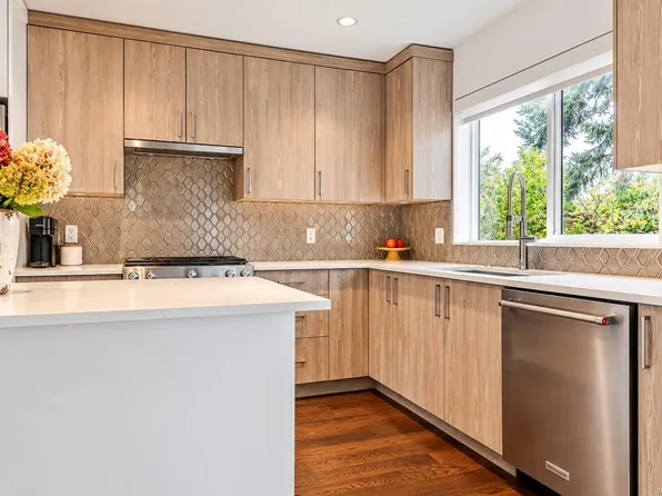 1032 Cloverdale Ave #7, Saanich, BC V8X 2T9