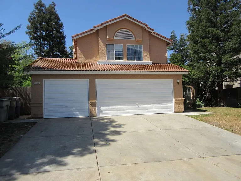 993 E Edgemont Dr — Photo 1