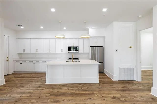 2 bed, 2.5 bath, 1040 sqft, $2,400 — Photo 2