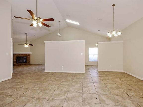 3rd image of 525 Remington Oak Dr