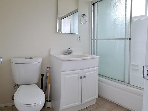 5th image of 3992 Ingraham St APT B