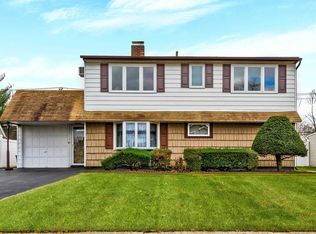 28 Spindle Rd, Hicksville, NY 11801