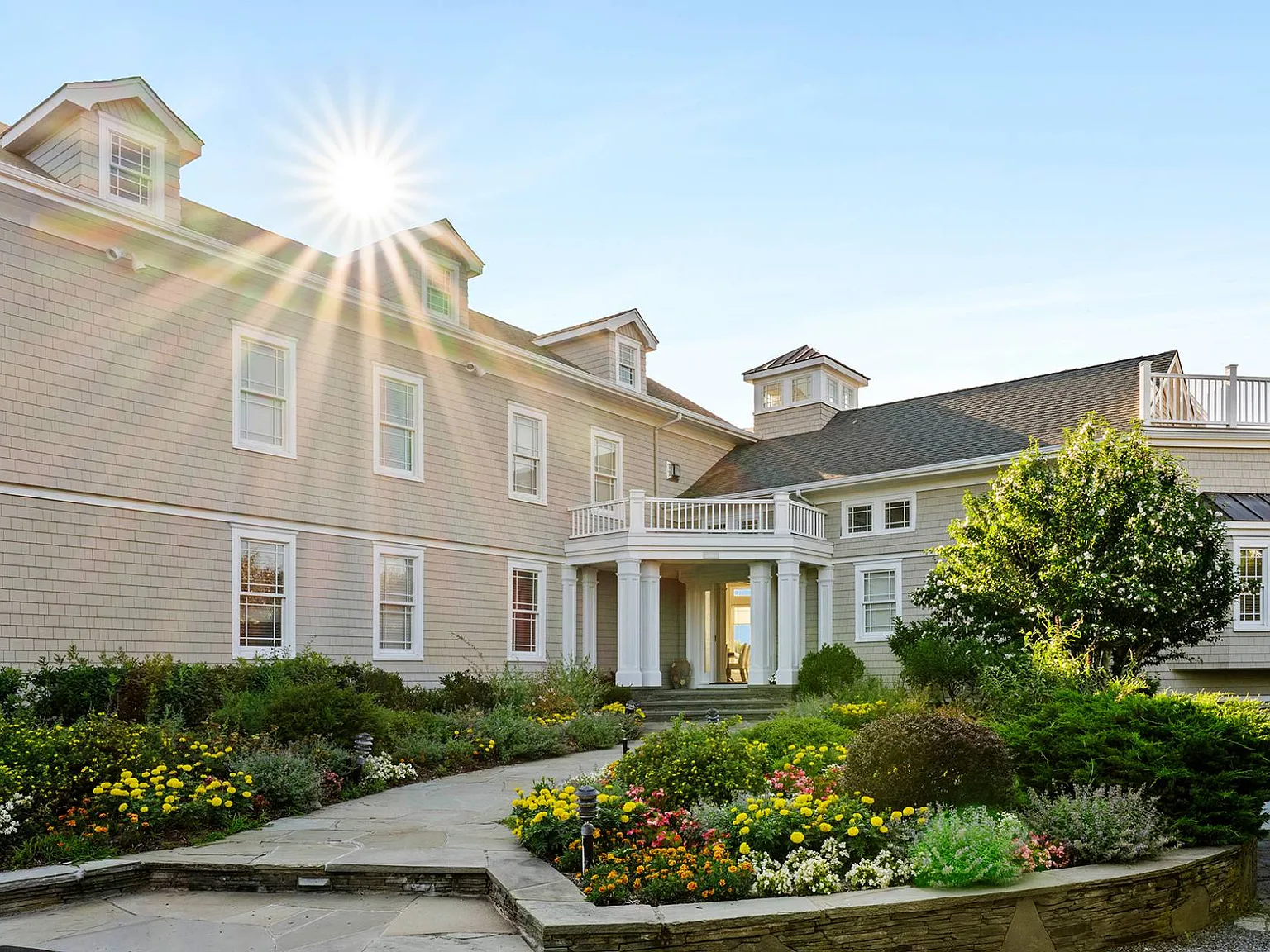 Spectacular Waterfront East Hampton Retreat — Photo 3