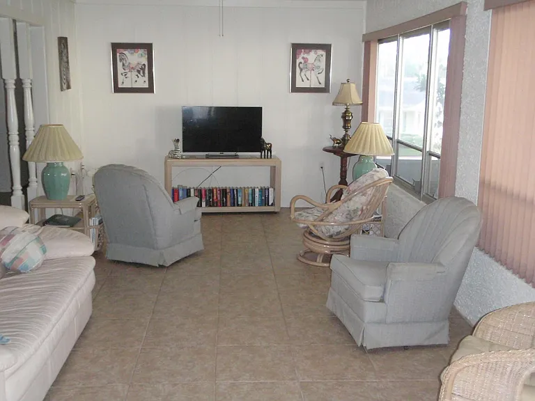 2301 Dorchester Ct — Photo 6
