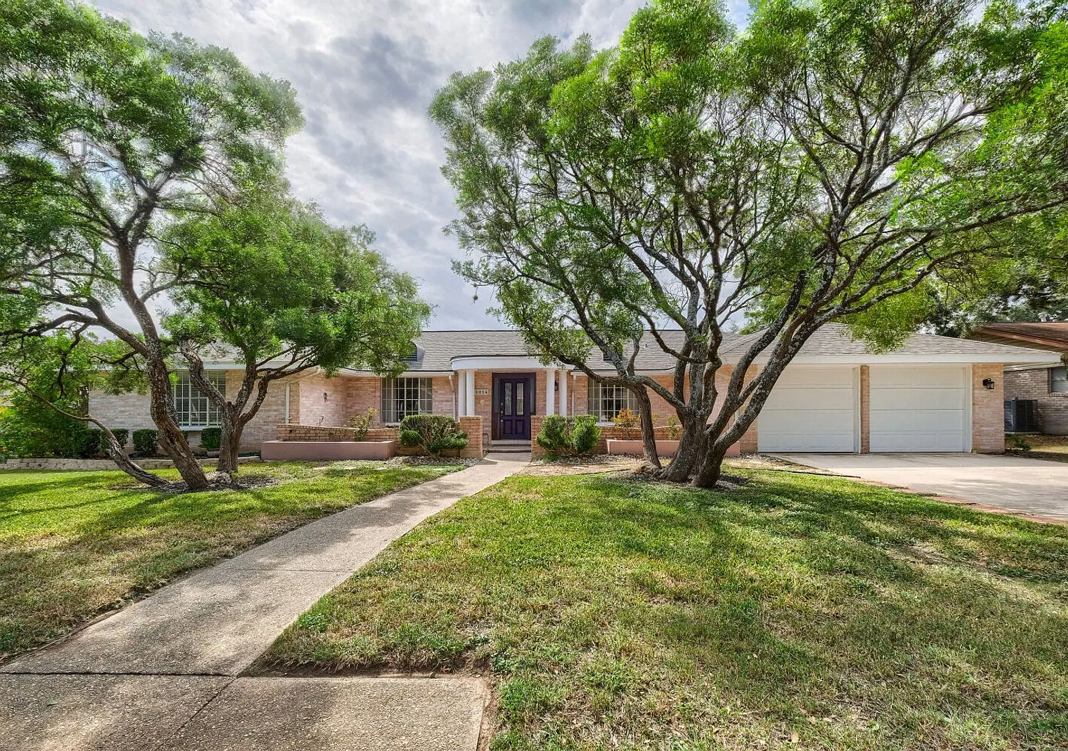 Beautiful 4-Bedroom Windcrest Home with Pool — Photo 1