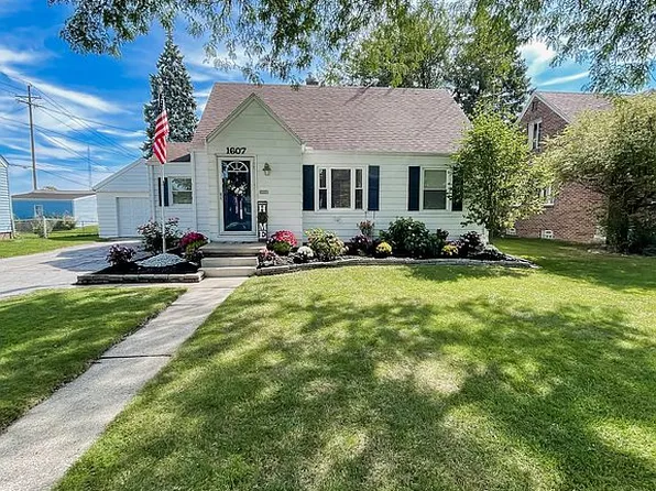 1607 Glenross Blvd, Oregon, OH 43616