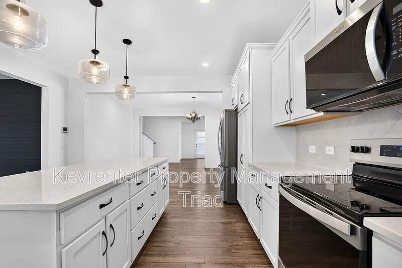 4 bed, 2.5 bath, 3000 sqft, $2,950 — Photo 4