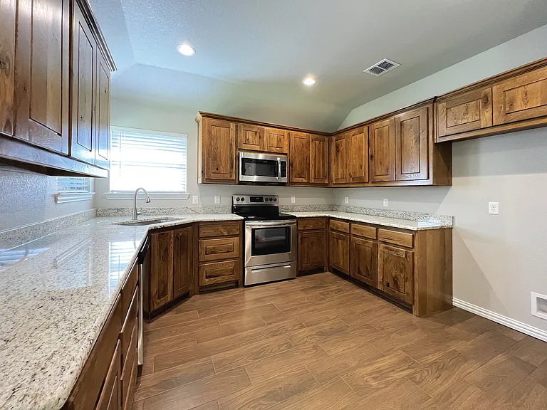 219 Clover Cir — Photo 6