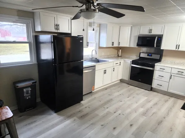 150 S 4th St, Patterson, IA 50218