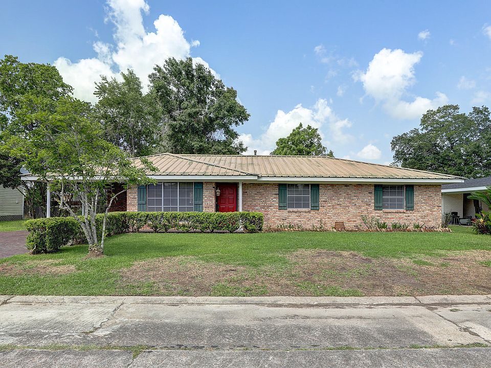 1st image of 210 Woodcrest Cir
