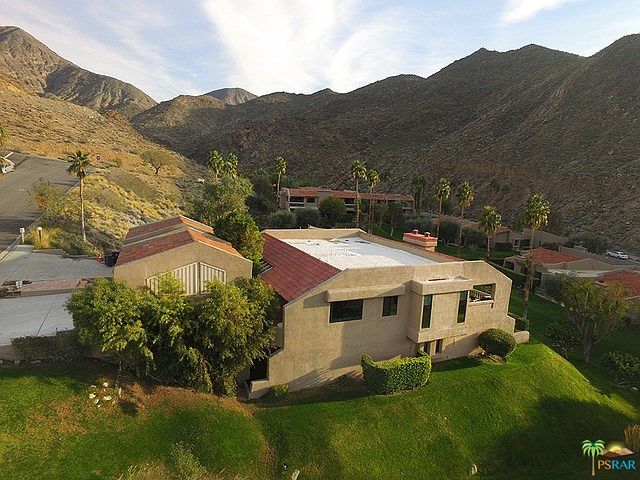 Perched on a Knoll for Spectacular Views