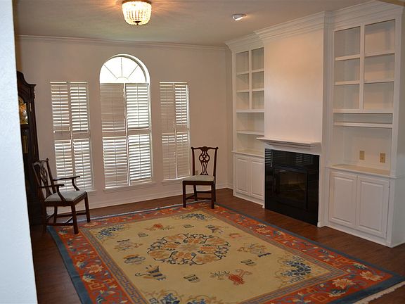 3rd image of 100 Village Green Dr