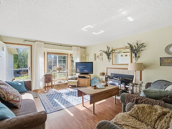 5th image of 12723 SE Main St