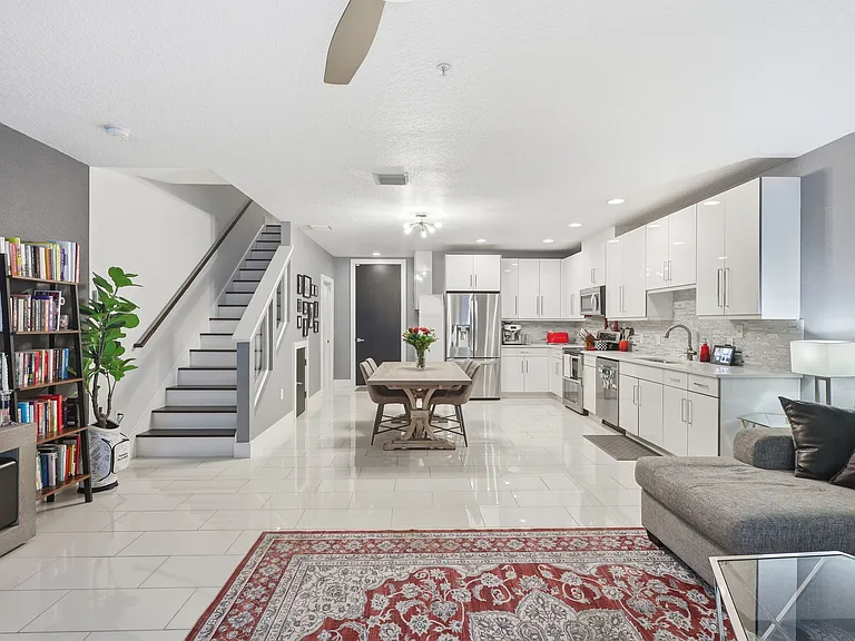 440 W Swoope Ave — Photo 2