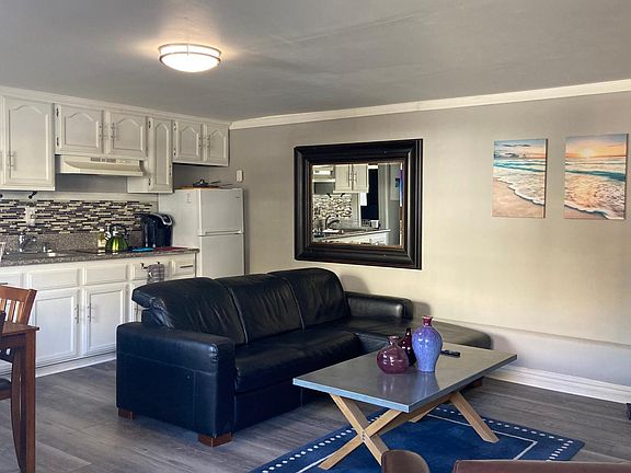 3rd image of 967 S Barrington Ave APT 7