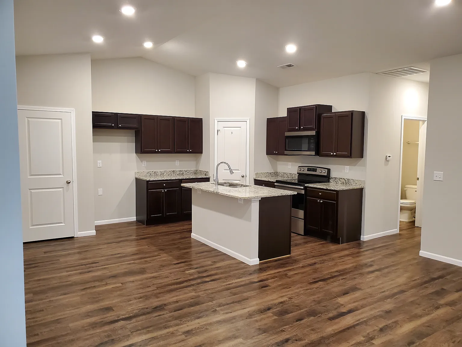 416 Longbranch — Photo 2