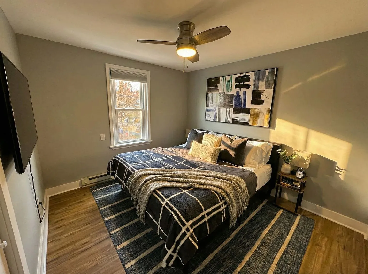 1 bed, 1.0 bath, 990 sqft, $4,815 — Photo 2