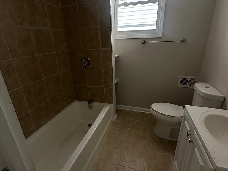 186 N 17th St #1 — Photo 7