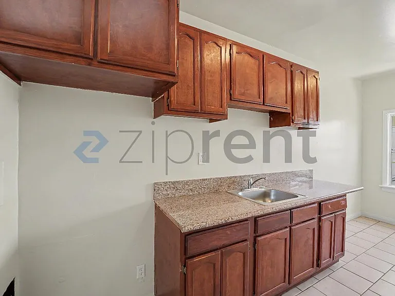 2633 E 56th St #5 — Photo 8