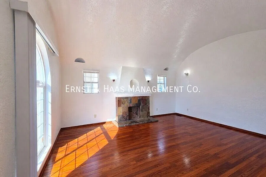 Beautiful 4-Bedroom, 2-Bathroom Home in a Charming North Long Beach Neighborhood! — Photo 4