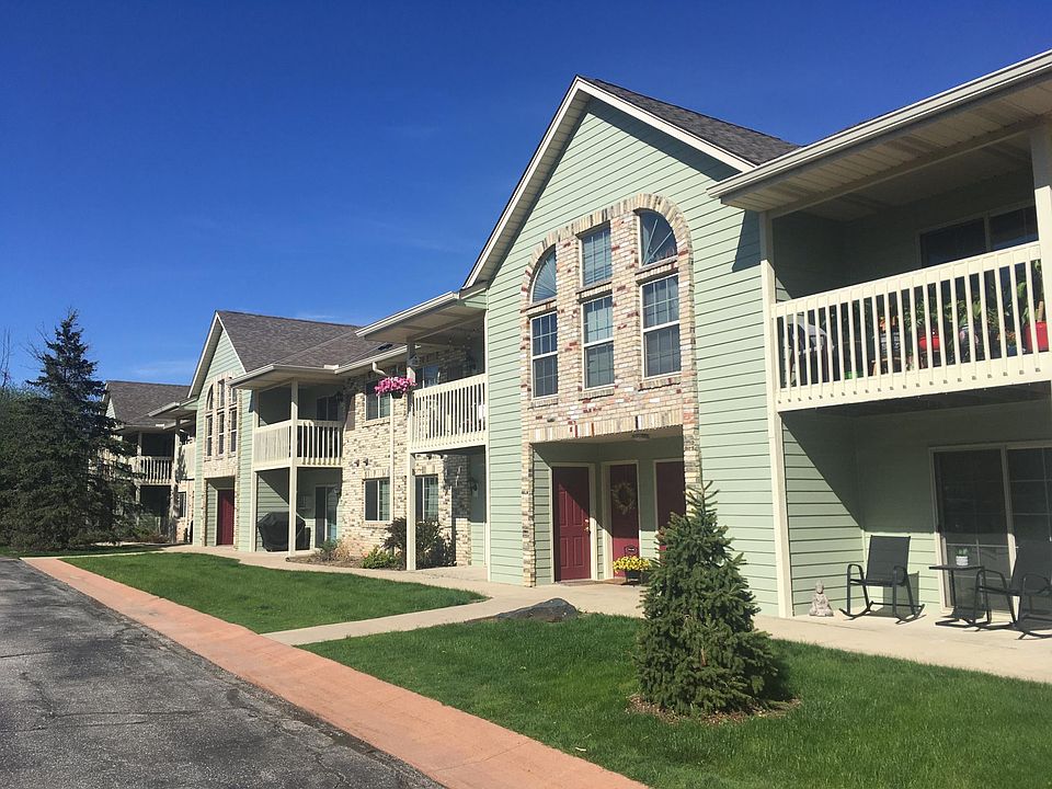 Building exterior.. newly painted 2022. Property borders nature reserve & Oak Creek.