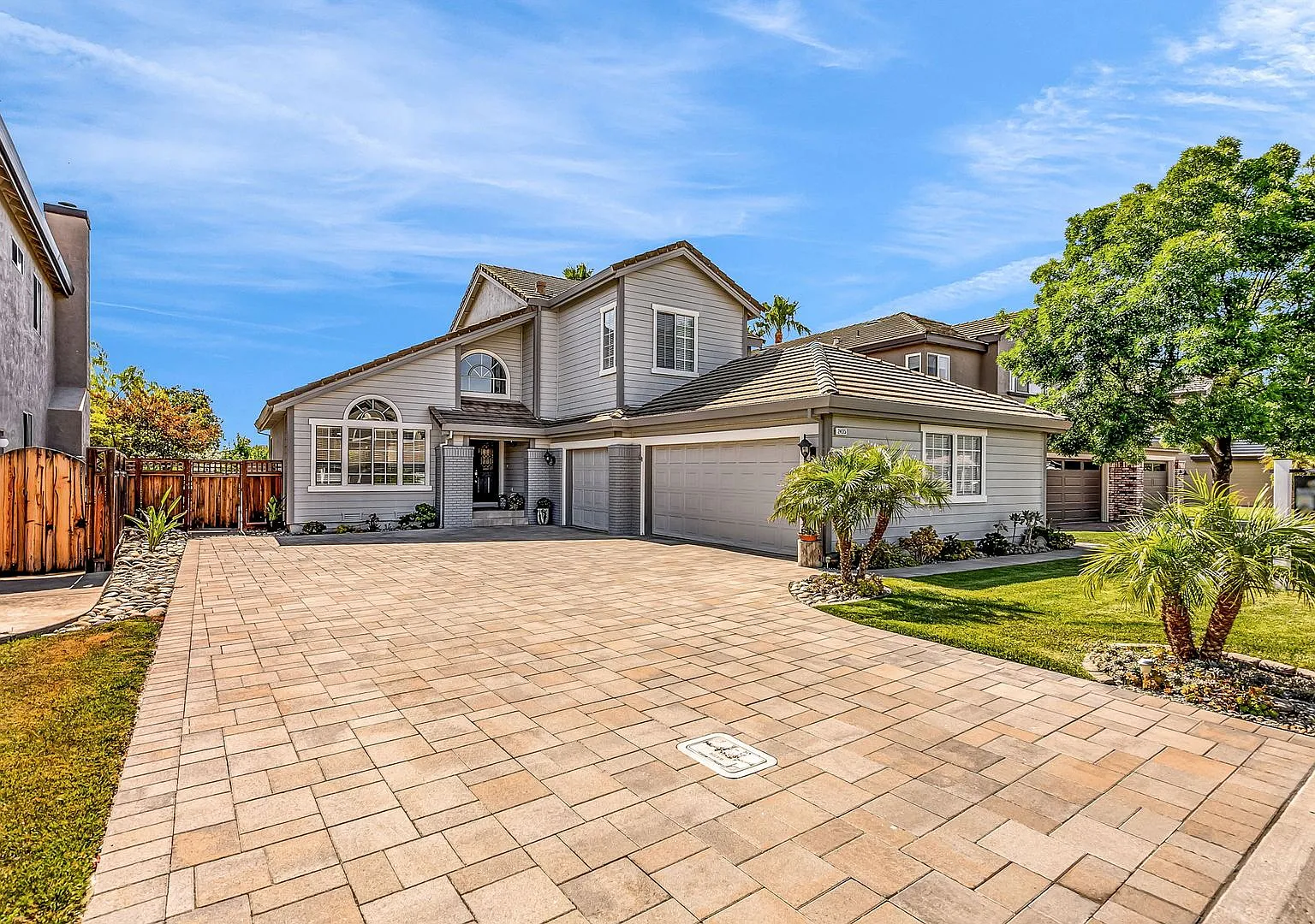 Fantastic Updated Beauty In The Gated Golf Course Community — Photo 2