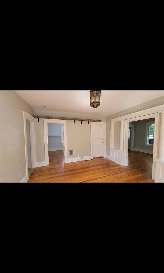 3 bed, 1.0 bath, 990 sqft, $2,000 — Photo 1