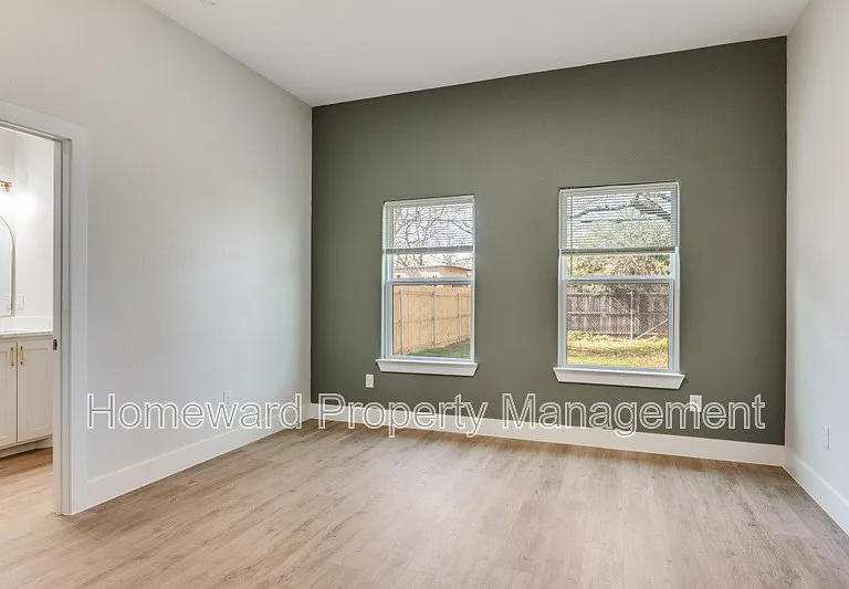 837 Stamps Ave — Photo 6