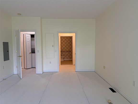 5th image of 4143 Village Cir
