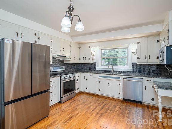 4th image of 1105 Hillcrest Dr