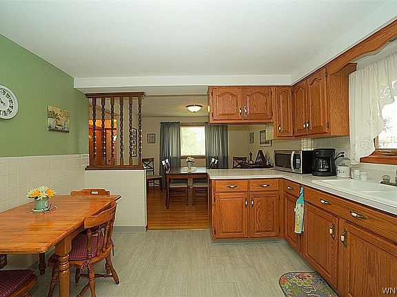 4th image of 75 Jane Dr