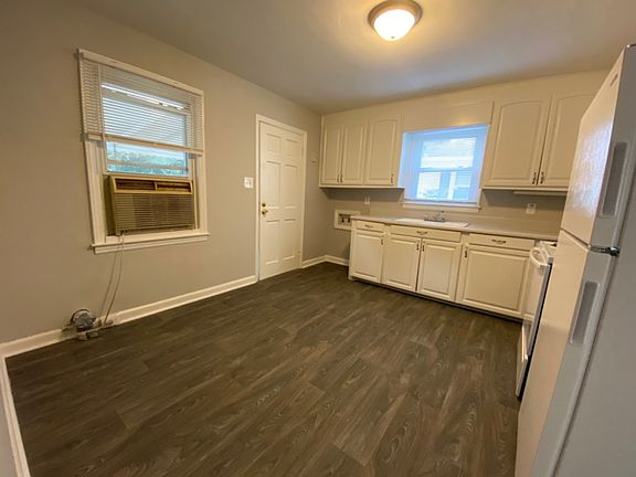 3rd image of 115 Coldbrook Dr