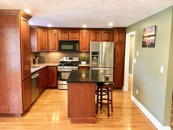 4th image of 219 Farm St
