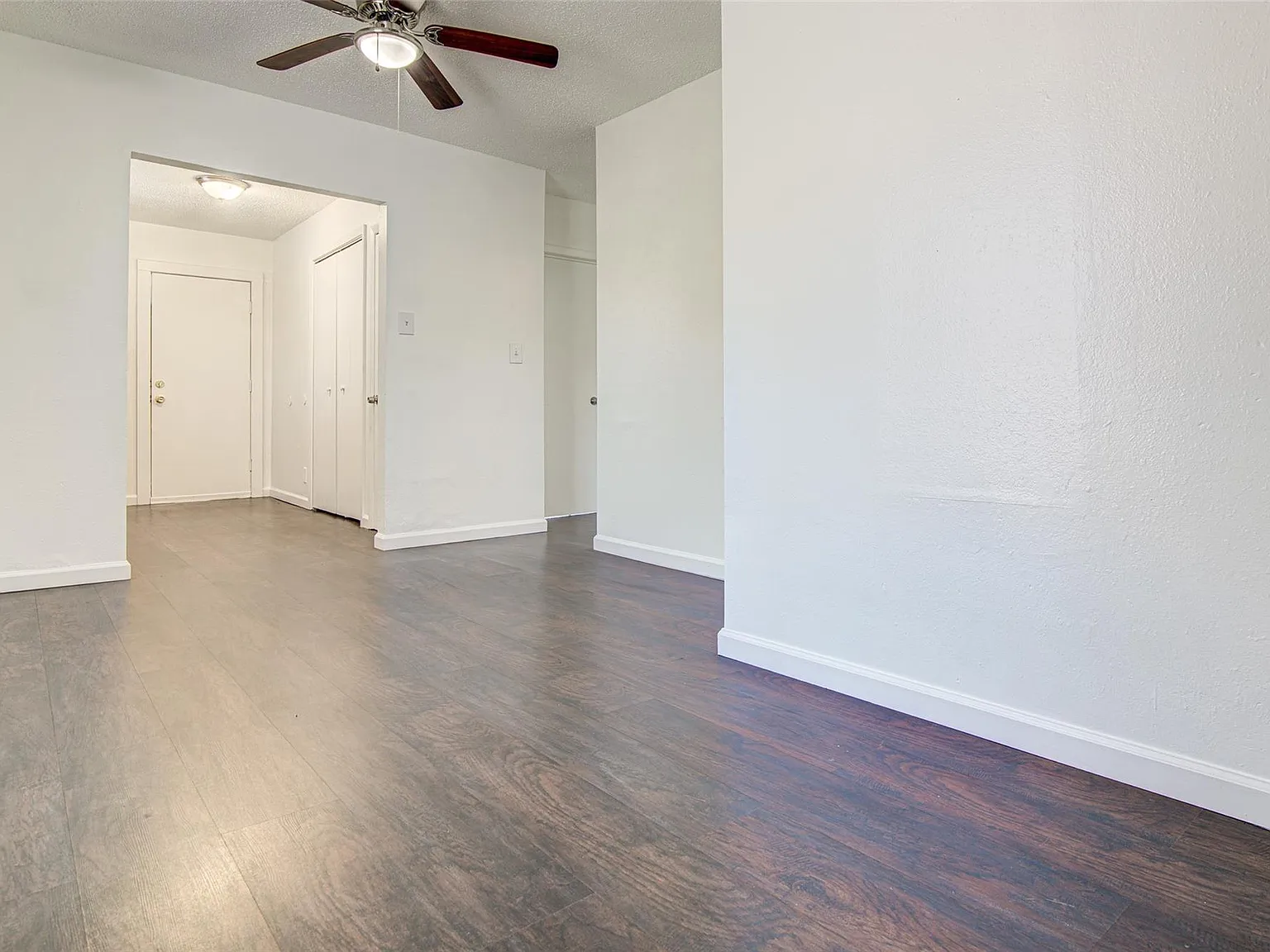 3 bed, 728 sqft, $2,100 — Photo 4