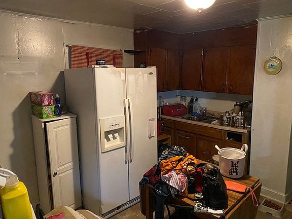 3rd image of 228 Henderson St