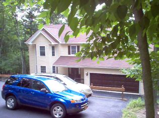 2198 Southport Dr, Bushkill, PA 18324