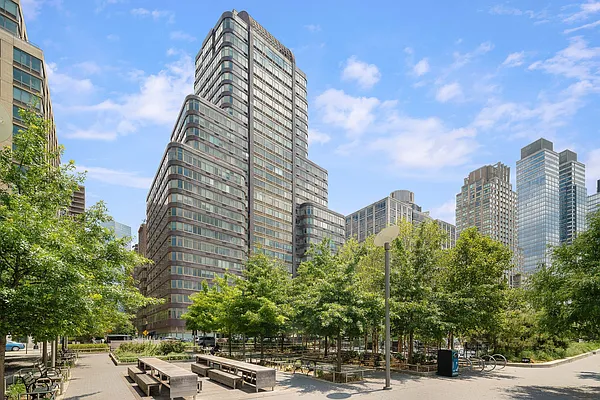 140 Riverside Boulevard